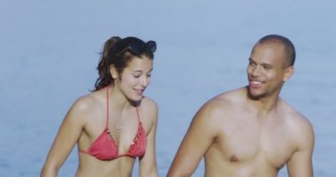 Çift sahilde yürümek