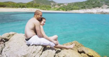 Çift Akdeniz sahil üzerinde rahatlatıcı