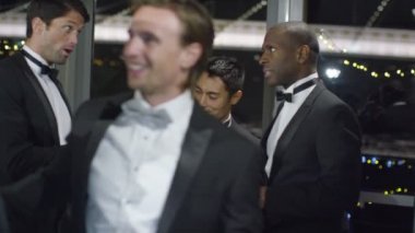 resmi sosyal etkinlikte sohbet arkadaşları