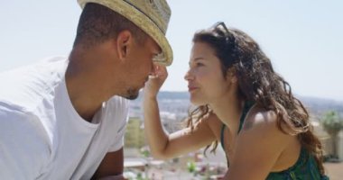 Çift öpücük paylaşmak