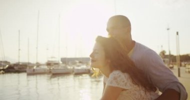 Tekneler ve liman bakarak Çift