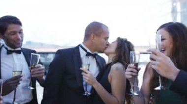 Güvertede çift öpücük