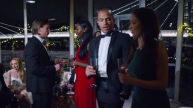 Çift göz alıcı partide sohbet