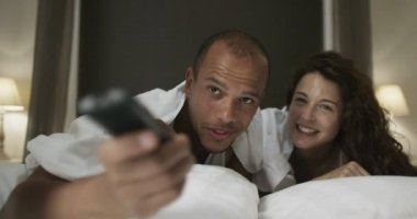 Uzaktan kumanda ile yatak odasında çift 