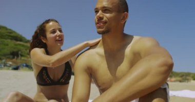 Kumsalda dinlenen bir çift.