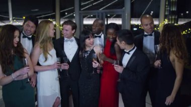  arkadaşlar, göz alıcı partide