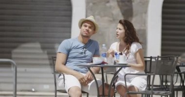 Kafede chat yapan Çift