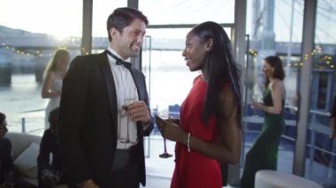  Şampanya içiyor arkadaşlar 