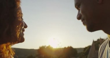 Çift elle bir kalp şekli yapma