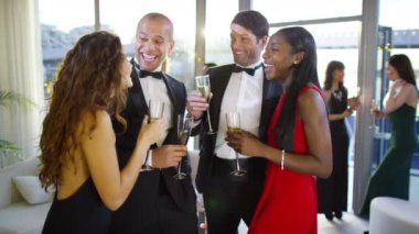  Şampanya içiyor arkadaşlar 