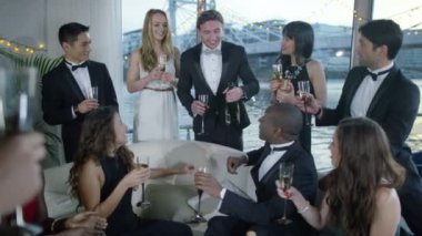  Şampanya içiyor arkadaşlar