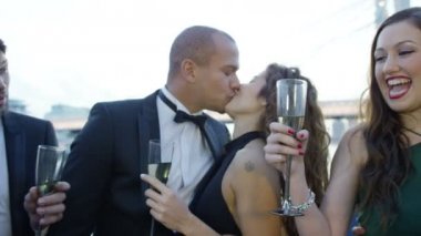  bir öpücük, partide çift payı