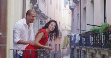 Çift balkona çıkmak