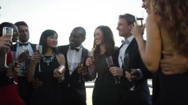  Şampanya içiyor arkadaşlar