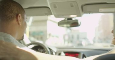  İki araba sonra bir öpücük paylaşmak