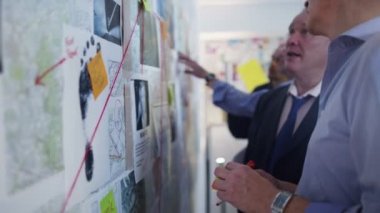 Dedektifler olay odasında çalışma