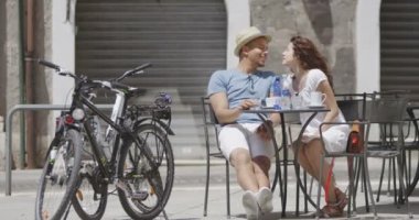 Kafede chat yapan Çift