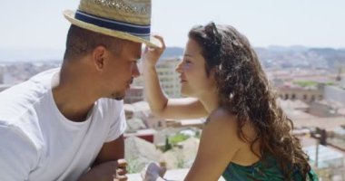 Çift öpücük paylaşmak