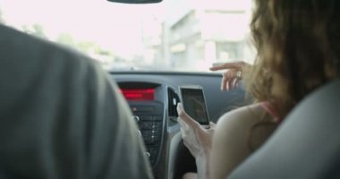 Cep telefonu kullanan çift