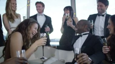  Şampanya içiyor arkadaşlar