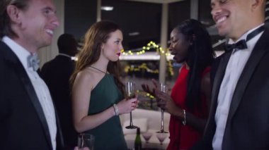 arkadaşlar sofistike partide