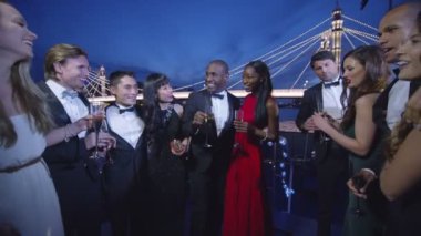  Şampanya içiyor arkadaşlar