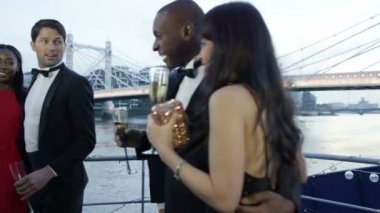 Güvertede çift öpücük