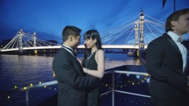 Asya çift kucaklama tekne güvertede