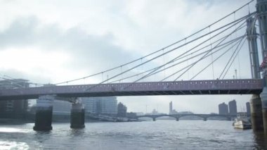 Albert köprüde Chelsea Harbour, Londra