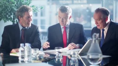 iş adamları iş karşılaşma içinde gülüyor