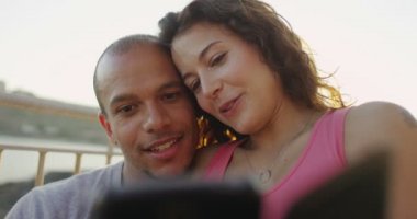 hareket eden telefon ile Çift