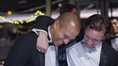 resmi sosyal etkinlikte sohbet arkadaşları