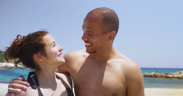 Ζευγάρι χαλαρώνει στην παραλία — Αρχείο Βίντεο