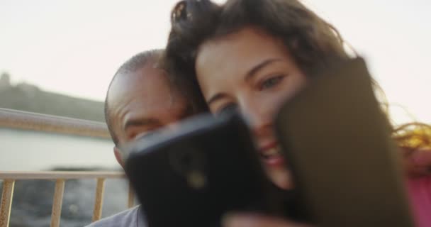 Casal com telefone celular — Vídeo de Stock