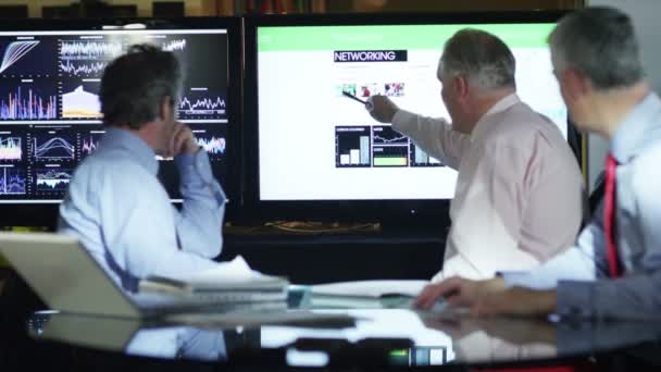 Les hommes d'affaires regardent les chiffres et les statistiques — Video