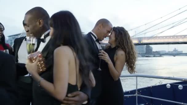 Cuplu sărut pe punte — Videoclip de stoc
