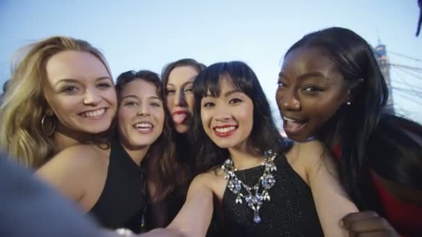 Kvinnliga vänner pose att ta en selfie — Stockvideo