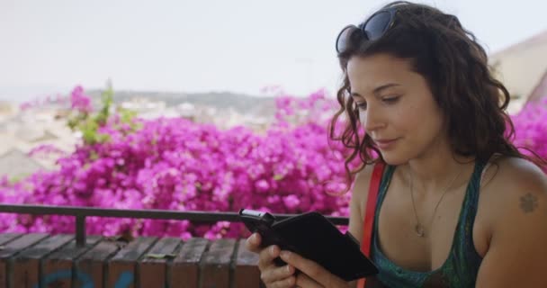 Женщина со смартфоном на улице — стоковое видео