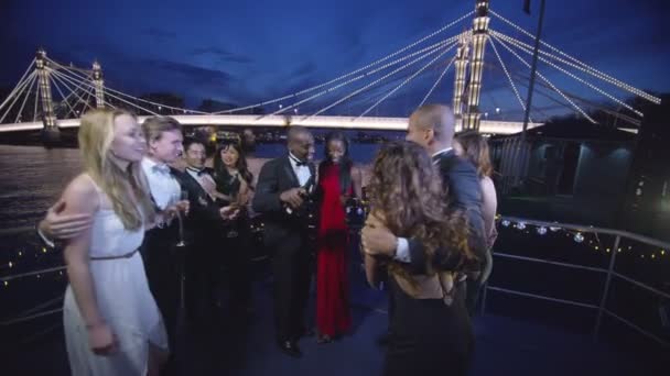 Vänner druckit champagne på båt fest — Stockvideo