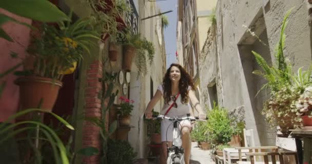 Пара, їзда на велосипеді в італійському місті — стокове відео