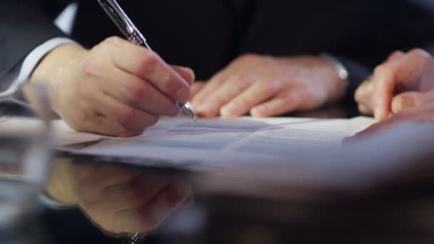 Бизнесмен подписывает контракт — стоковое видео