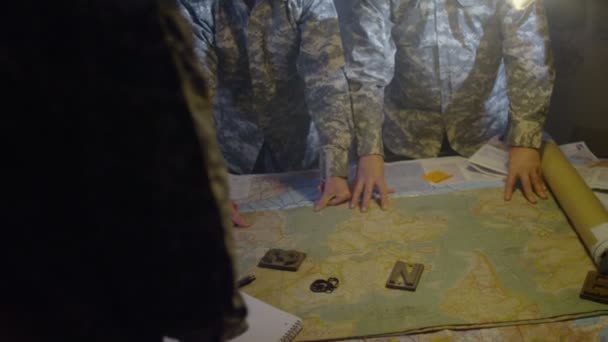 Ufficiali militari che discutono la strategia di battaglia — Video Stock