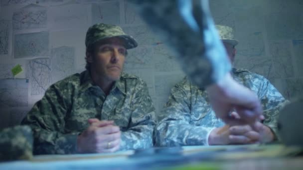 Officiers militaires discutant stratégie de bataille — Video