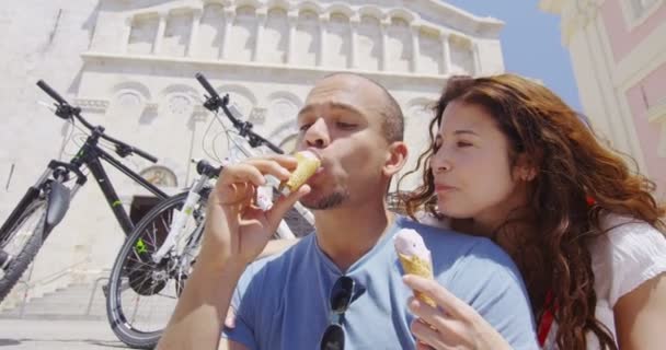 Pareja comiendo helado — Vídeos de Stock