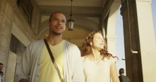 Счастливая пара в отпуске — стоковое видео