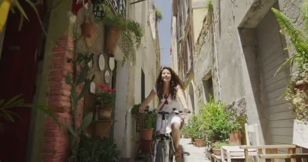 Ciclismo en pareja en la ciudad italiana — Vídeo de stock