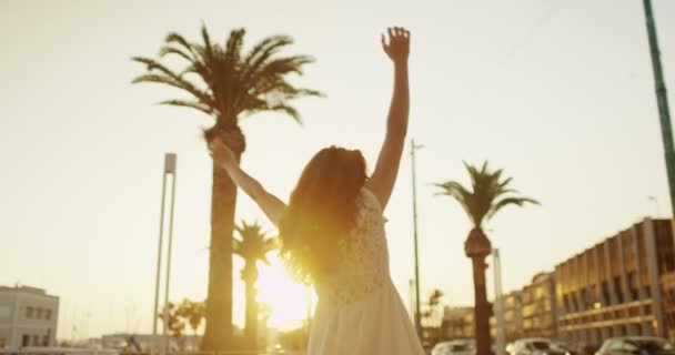 Mujer disfrutando del sol — Vídeos de Stock