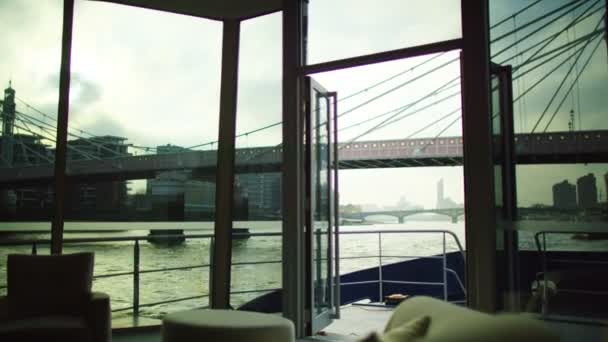船停泊在泰晤士河上 — 图库视频影像