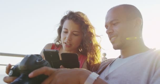 Пара с мобильным телефоном — стоковое видео