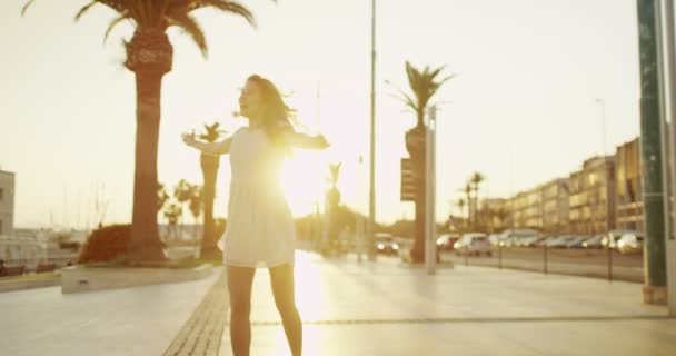 Mulher apreciando a luz do sol — Vídeo de Stock